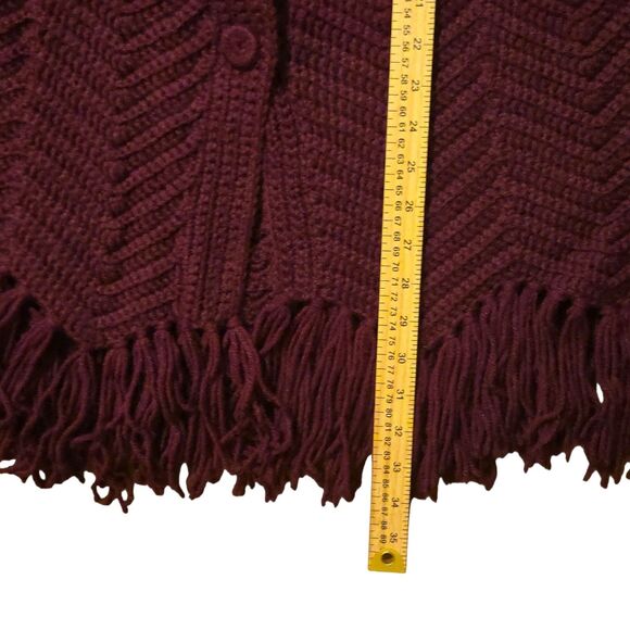 Vintage VTG Hamdmade Crochet Cape Shaw Small Arm Holes Button Up Purple Fringe - Picture 5 of 5